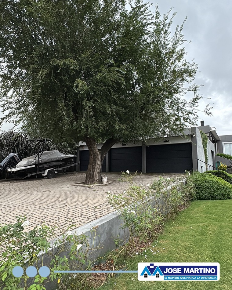 CASA EN VENTA A METROS DEL LAGO