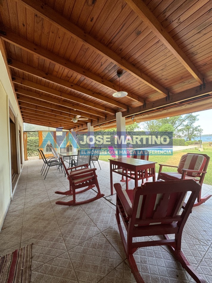 CASA CON BAJADA DIRECTA AL LAGO