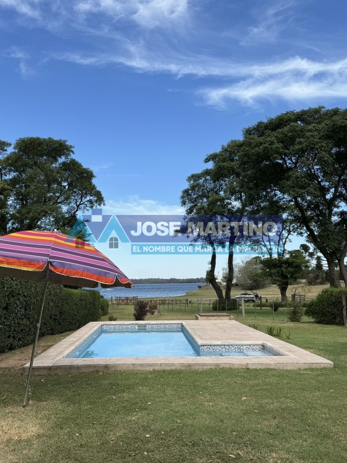 CASA CON BAJADA DIRECTA AL LAGO