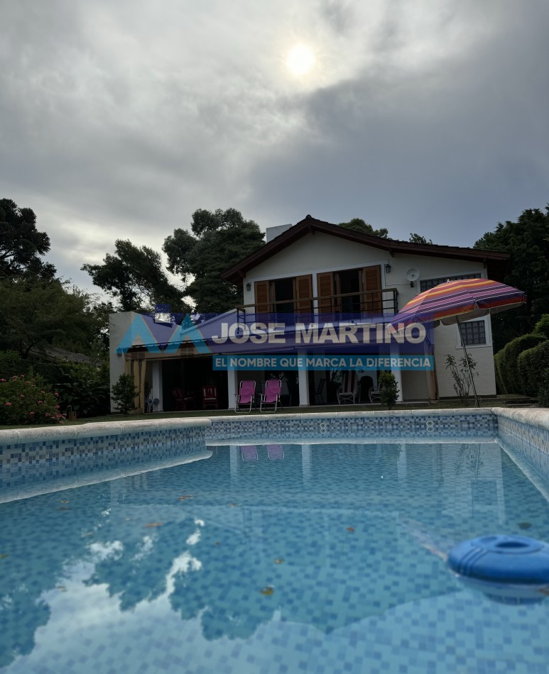 CASA CON BAJADA DIRECTA AL LAGO