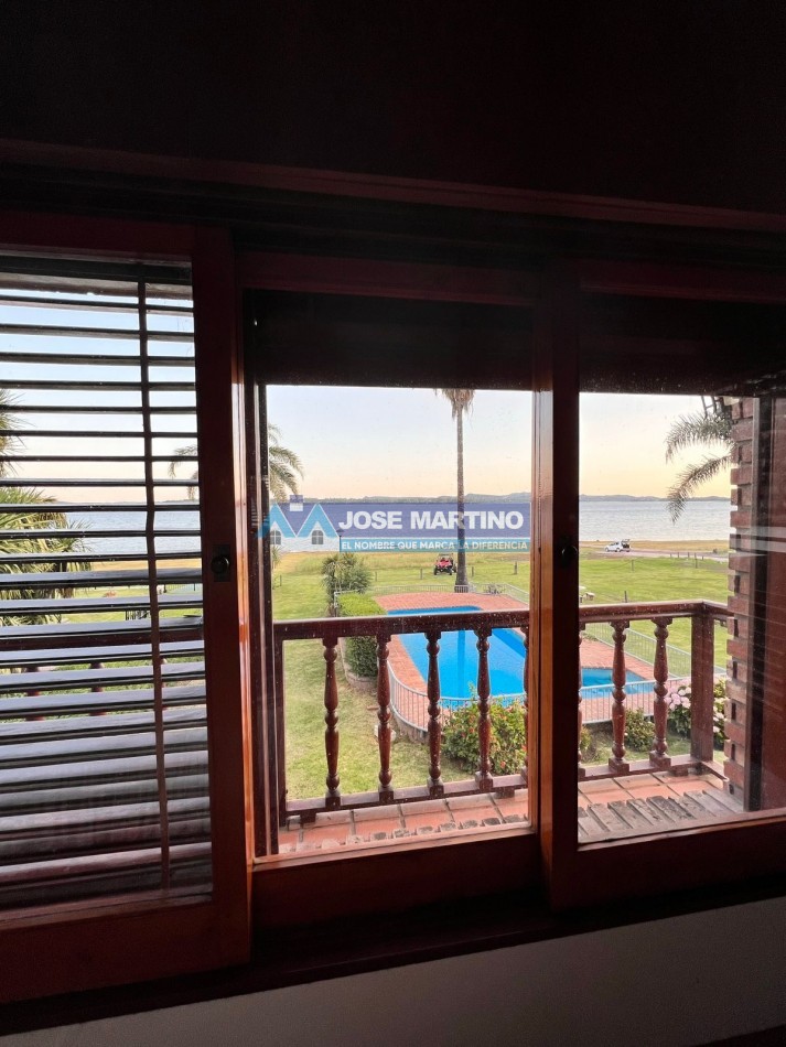 CASA EN EMBALSINA CON BAJADA DIRECTA AL LAGO