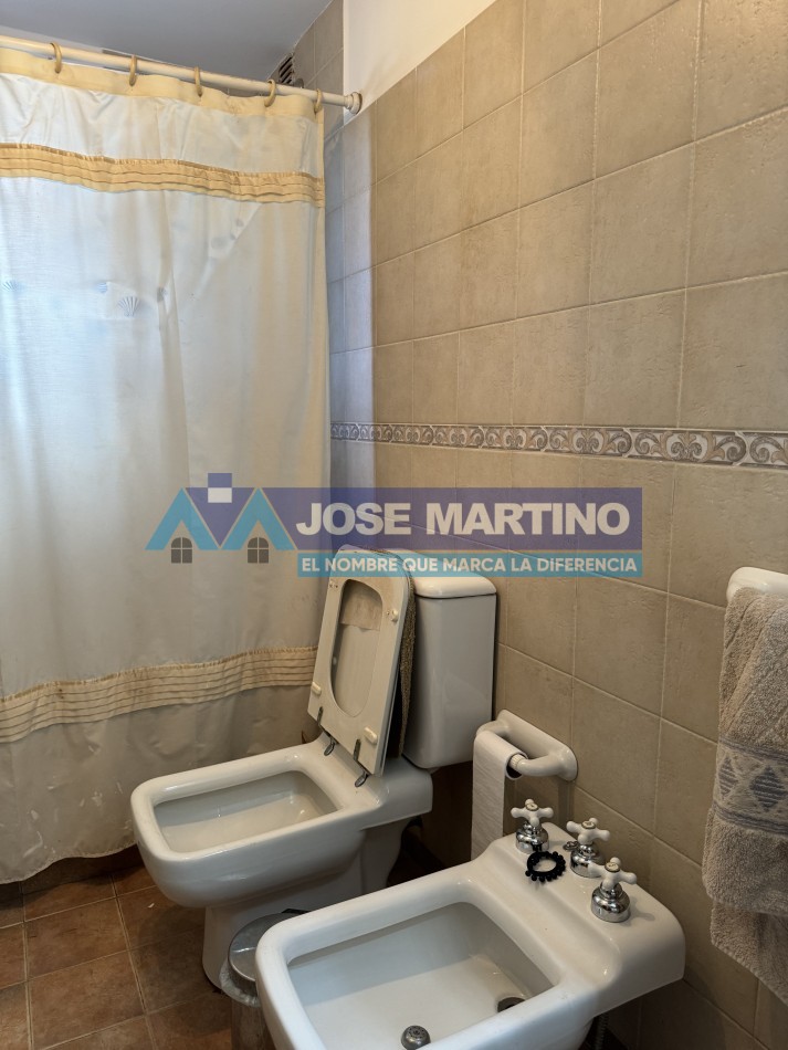 CASA CON BAJADA DIRECTA AL LAGO