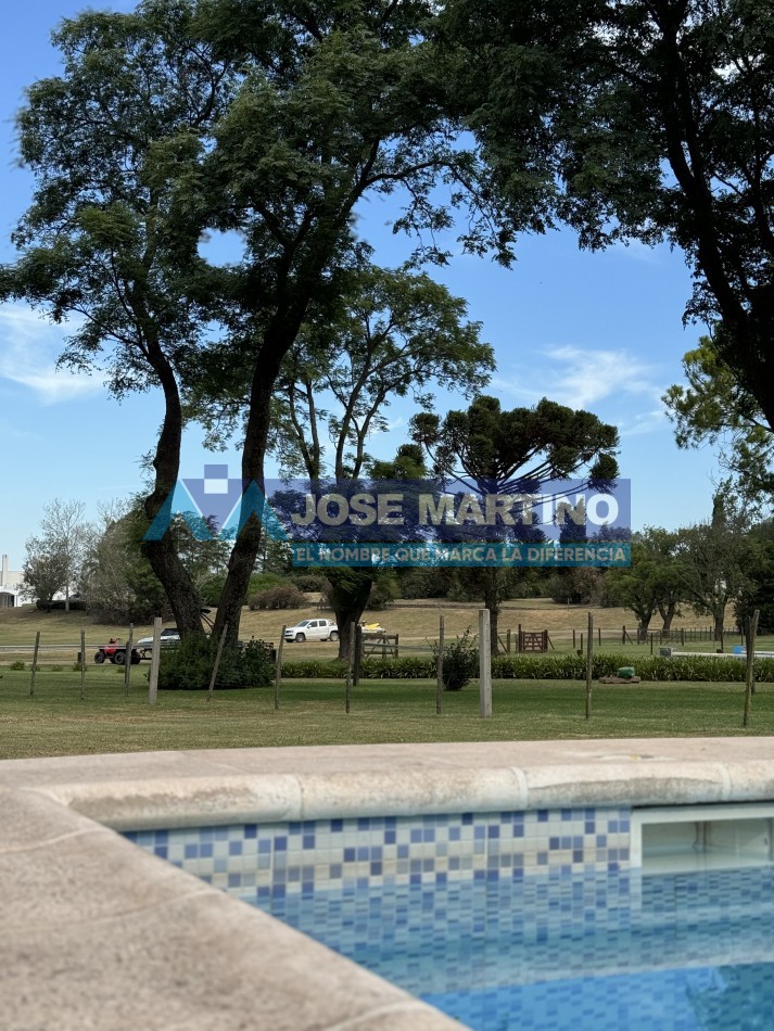 CASA CON BAJADA DIRECTA AL LAGO