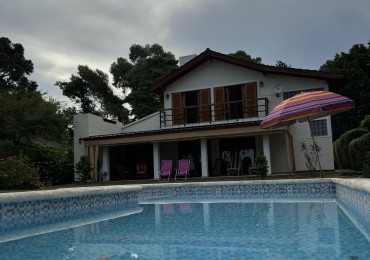 CASA CON BAJADA DIRECTA AL LAGO
