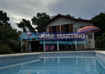 CASA CON BAJADA DIRECTA AL LAGO